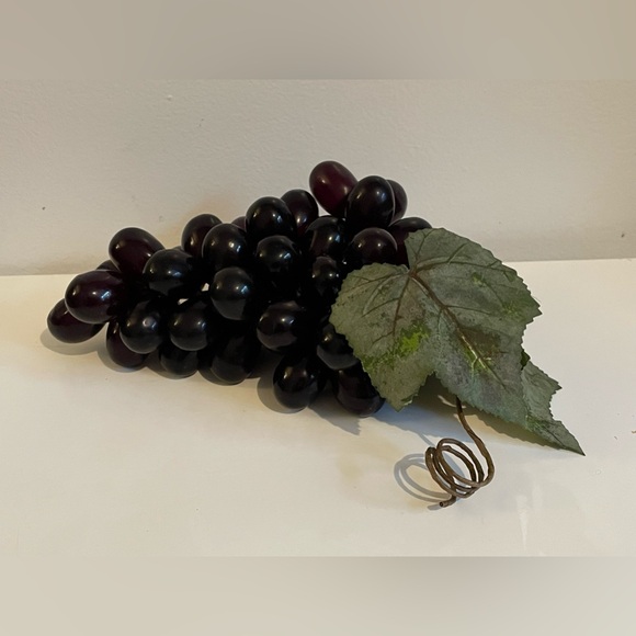 ‘BLACK GRAPE 2 Leaves BUNCH PLASTIC LIFELIKE FAKE FOOD FAUX FRUIT HOME DECOR 8” - Picture 1 of 5